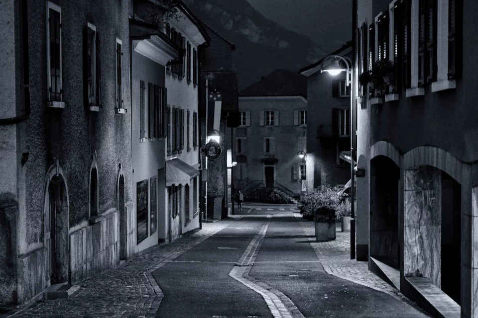 Un homme dans la nuit